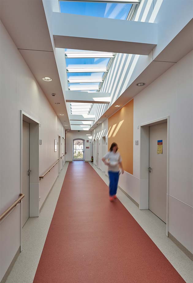 Przeszklenie dachu składające się z pasma świetlnego 5–30° w szpitalu Wuppertal, Niemcy 