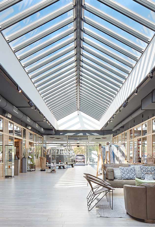 Tageslicht-Lösung mit Sattel-Lichtband 25-40°, Shoppingzentrum Lister Markt, List auf Sylt, Deutschland