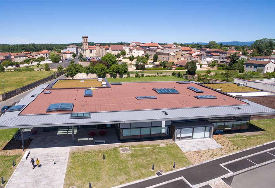 Vue du toit de la combinaison de solutions de VELUX sur verrières modulaires linéaires et double pente, Médiathèque de Lezoux, France​