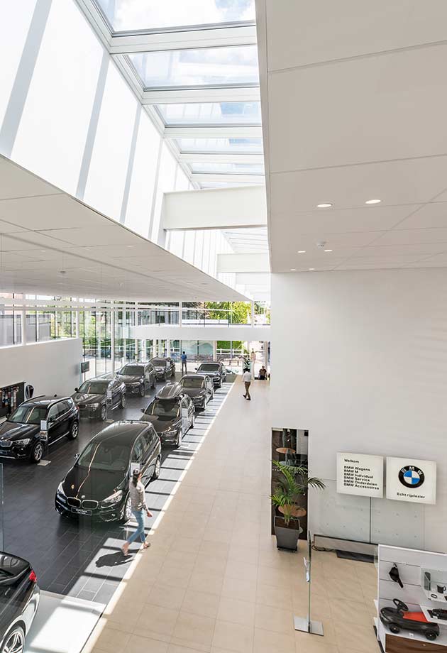 Les voitures BMW sont encore plus belles et élégantes dans le showroom de Monserez grâce à la lumière zénitale. Kortrijk – Belgique