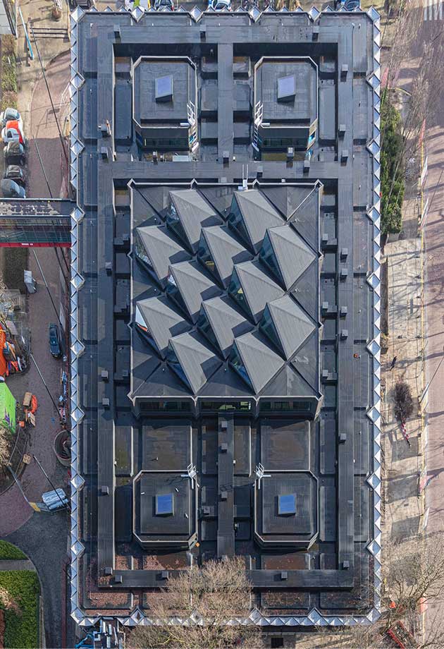 Neuron gebouw van bovenaf met VELUX Commercial daglichtproducten 