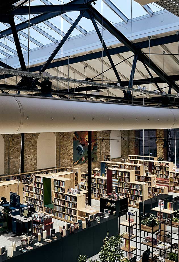 Świetliki z pasmo świetlne dwuspadowe 25–40° w bibliotece Nørrebro