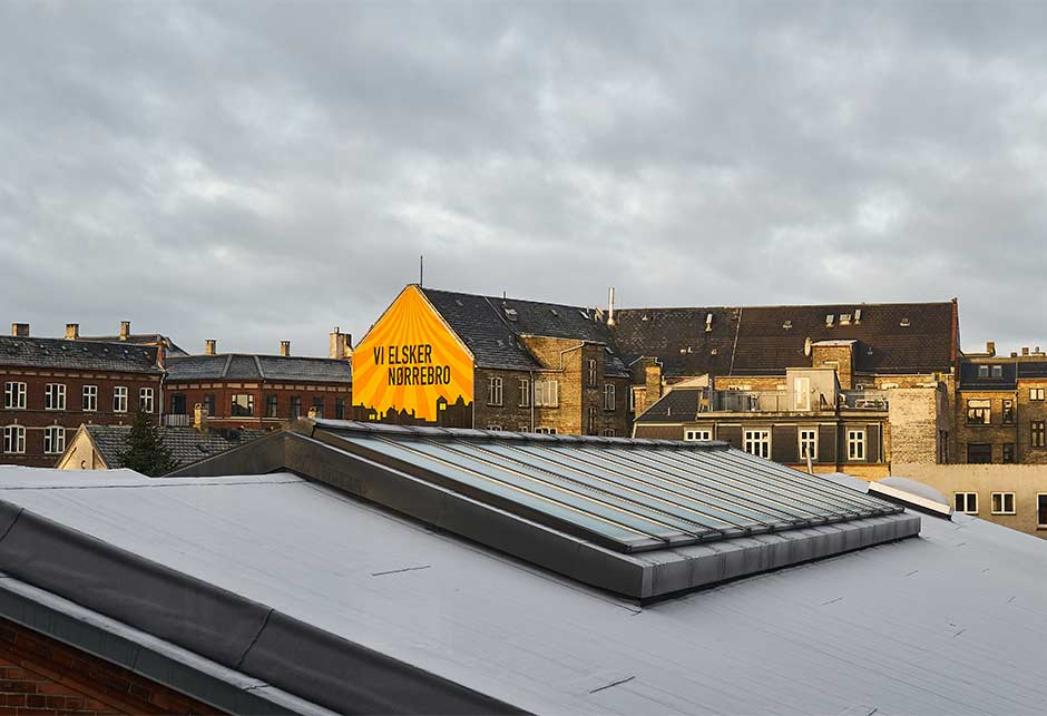 Taket på Nørrebro bibliotek med takfönster med ryggåsmoduler 25–40°