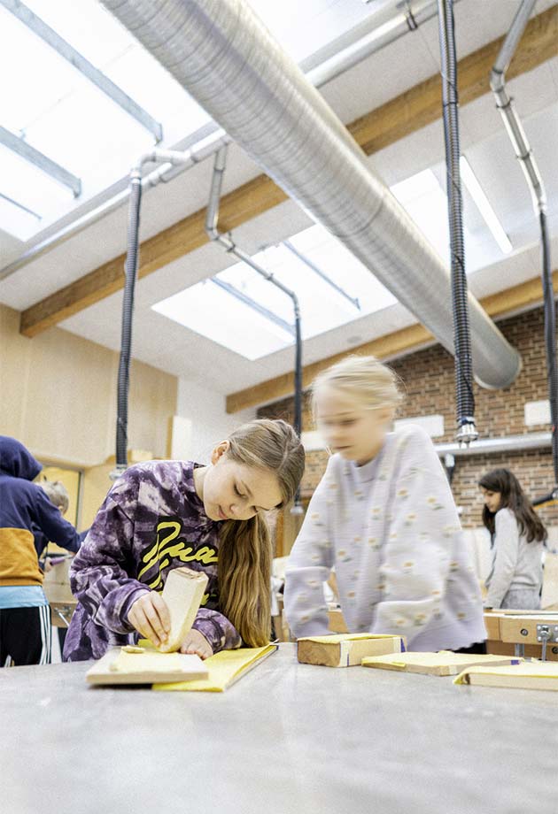 Håndværk og design – Piger under VELUX ovenlysmoduler i Peder Lykke Skolen (København)