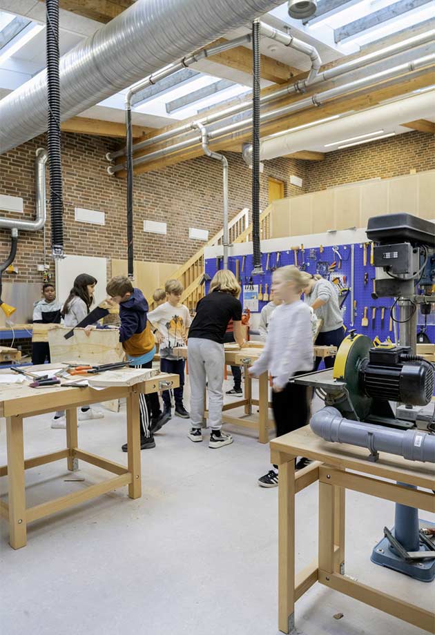 Håndværk og design under en VELUX løsning med ovenlysmoduler i Peder Lykke Skolen i København
