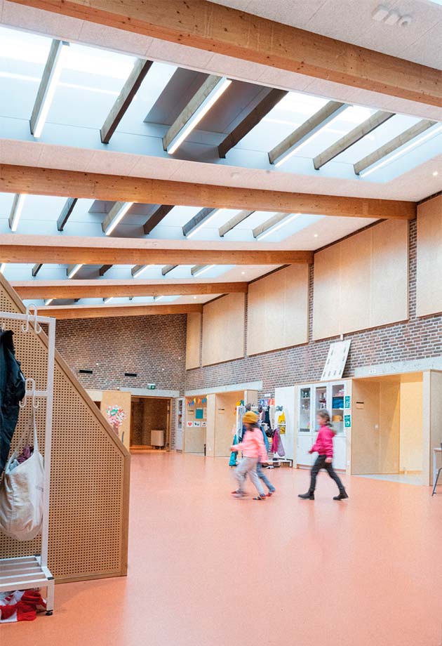 VELUX takljusband i taket till aulan på Peder Lykke-skolan i Köpenhamn, Danmark
