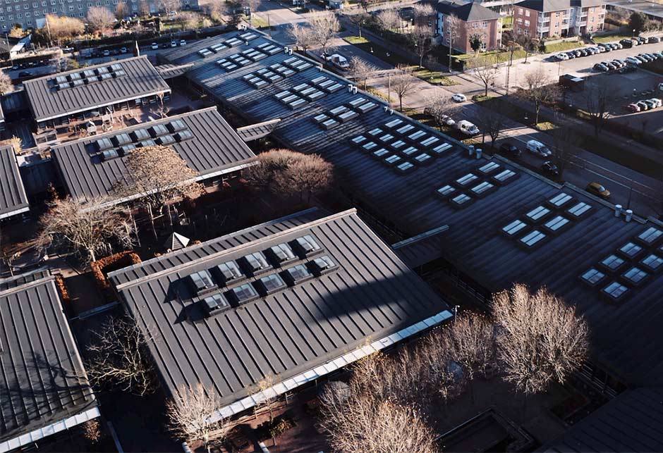 VELUX Modular Skylights op dronebeelden van Peder Lykke school Kopenhagen