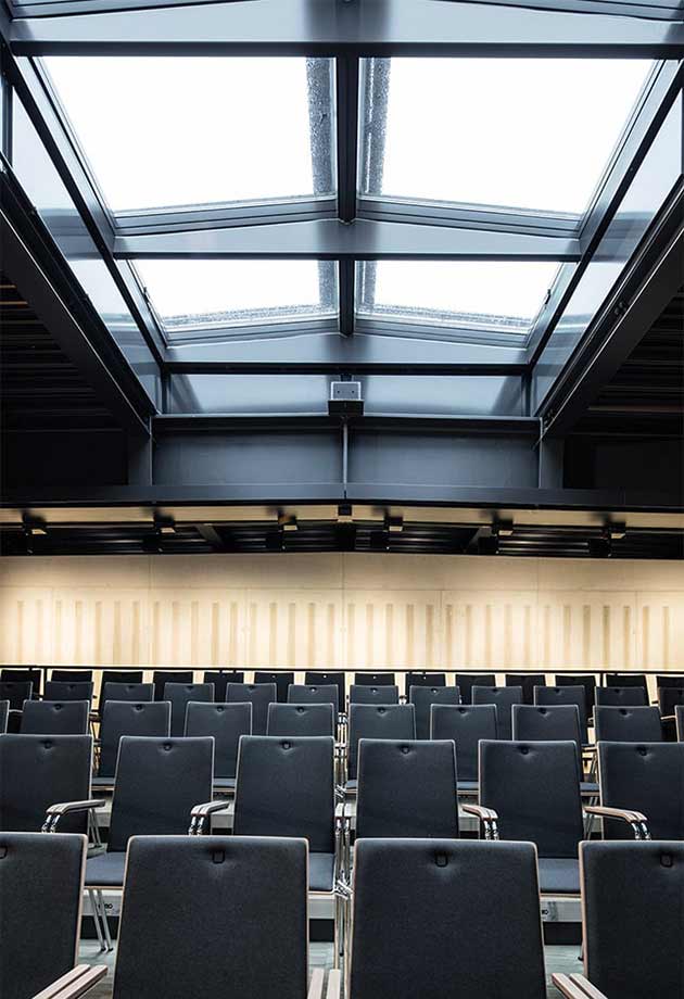 Conference room with VELUX Ridgelight at 5° with beams solution, PS.Halle Einbeck