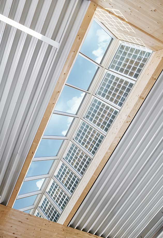 Widok wnętrza przeszklenia dachowego w sklepie dla majsterkowiczów z pasmo świetlne dwuspadowe 25–40°, magazyn w Kufstein, Austria