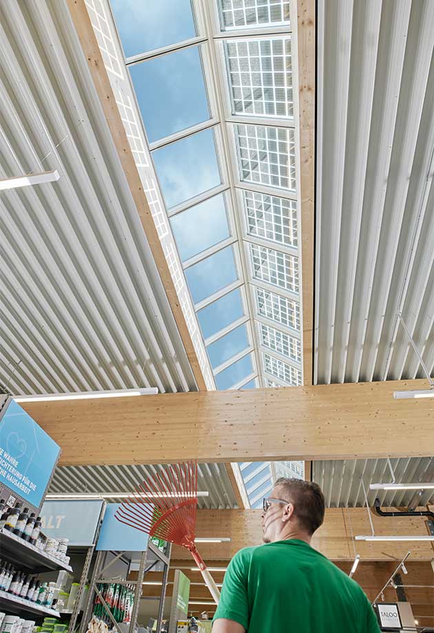 Widok wnętrza magazynu Kufstein z Pasmo świetlne dwuspadowe  25–40° i panelami fotowoltaicznymi