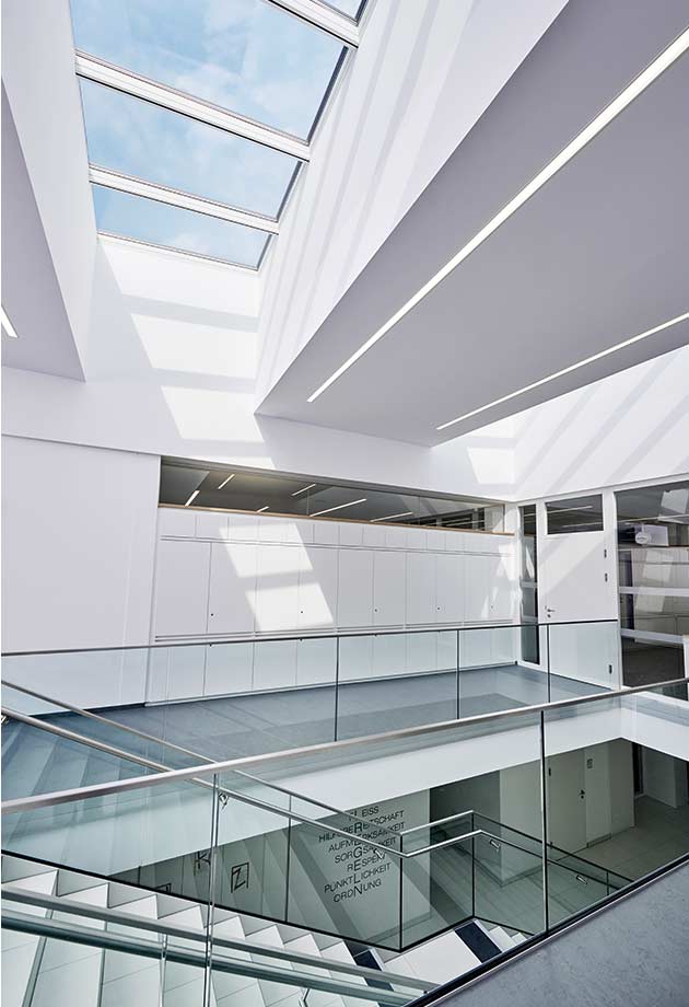 Przeszklenie dachu składające się z pasma świetlnego 5°–30°, w korytarzu nowego budynku szkoły Ebensee, Austria