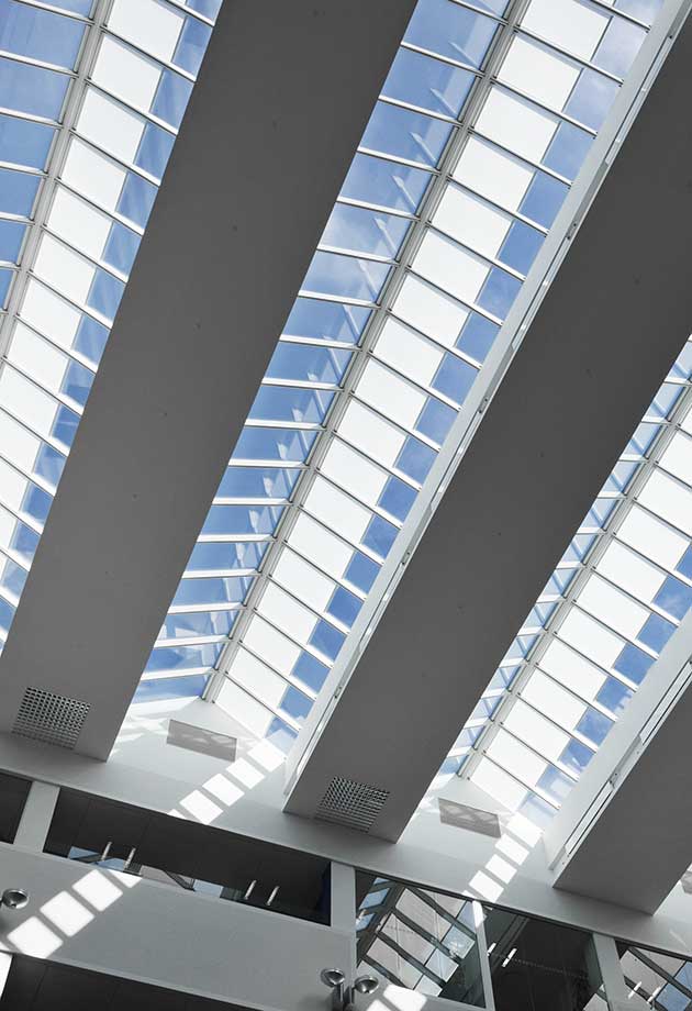 Przeszklenie dachu składające się z modułów pasmo świetlne dwuspadowe 25–40˚, Siemens, Ballerup, Dania