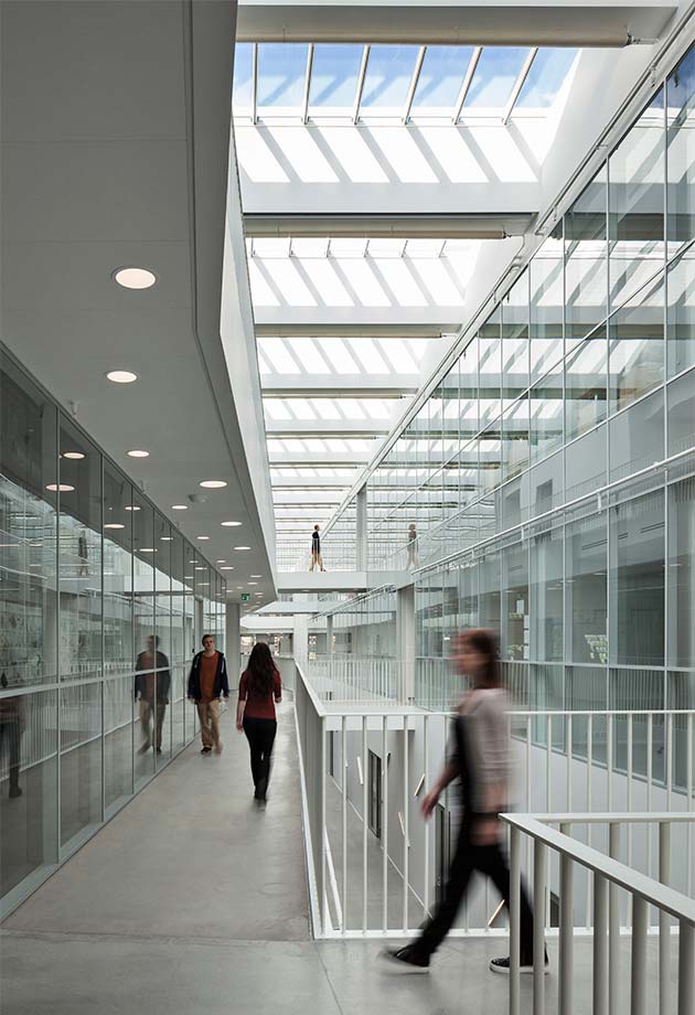 Atrium constitué de verrières linéaires à l'université du Danemark du Sud