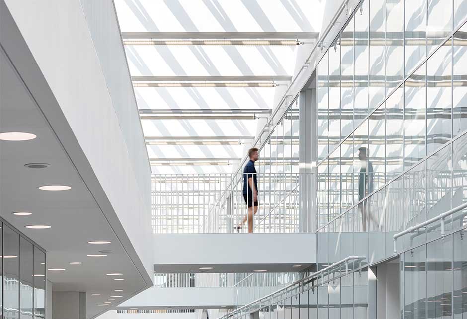 Przeszklenie dachu składające się modułów pasmo świetlne rozświetla wnętrza Uniwersytetu Południowej Danii, kampus w Odense
