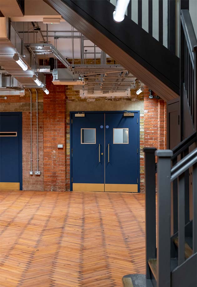 Innenansicht von lackierten Türen, die die Modernisierung eines Büros zeigen