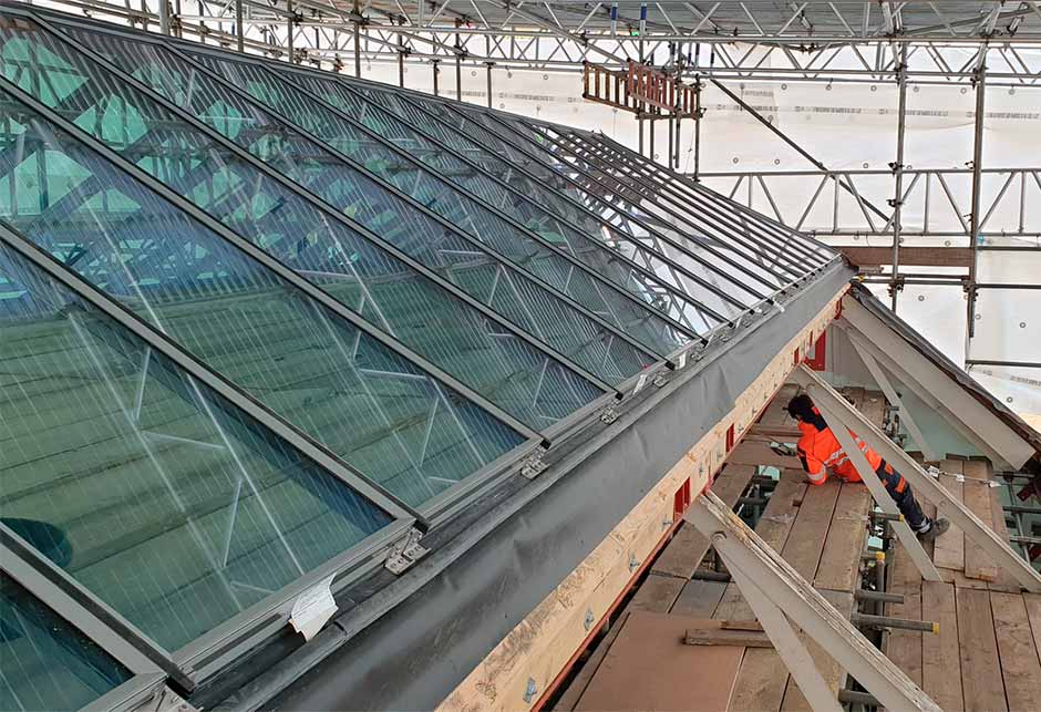 Einbau von VELUX Glazing Panels auf dem Dach der Drill Hall