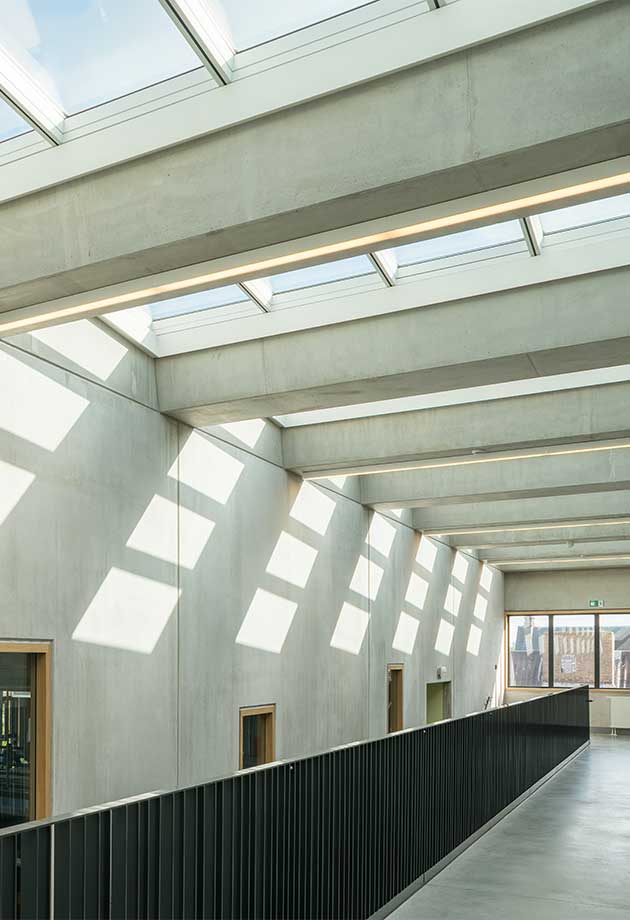 Pasmo świetlne Atrium składające się z 40 modułów zapewnia naturalne światło dzienne w rozległej klatce schodowej szkoły ZAVO, Belgia